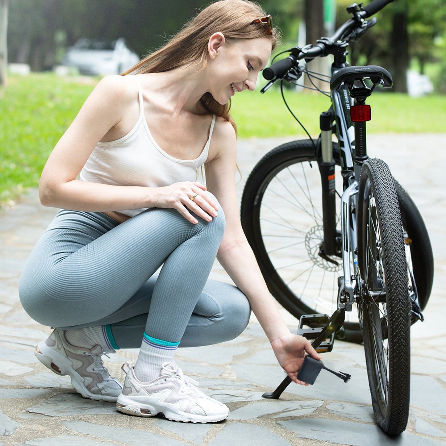 High Pressure Portable Electric Bicycle Tire Pump Lightweight Tiny Mini Smart Bike Air Pump with Presta Valve Adapter 120 PSI